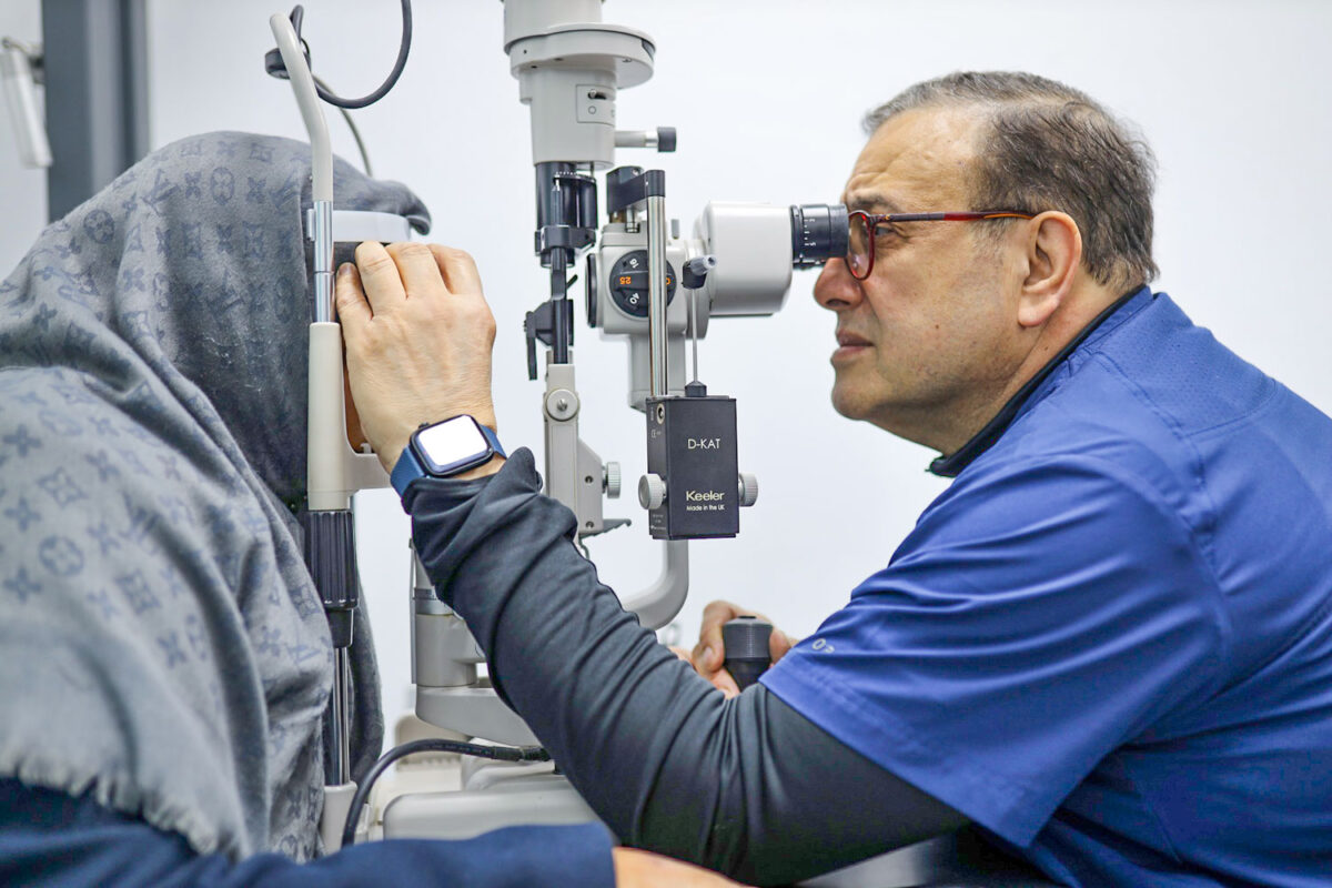 الدكتور سمير البحة يتسقبل حالات العيون في مستشفى فينيسيا