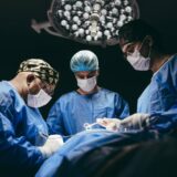 عملية استئصال كامل للحنجرة مع تركيب جهاز نطق