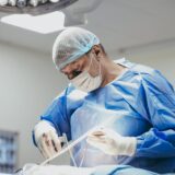 نجاح عملية جراحية لاستئصال غضروف قطني بمستشفى فينيسيا